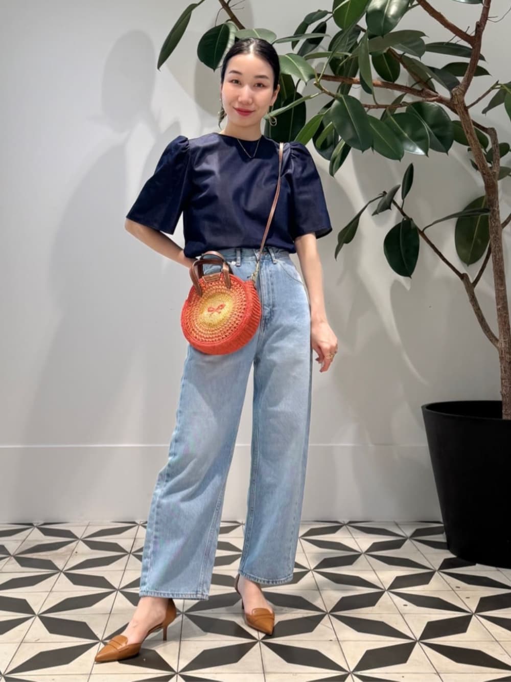 「TOMORROWLAND、TOMORROWLAND collection、トゥモローランド、MACPHEE、Anya Hindmarch、BAR JEWELLERY、デニム、デニムブラウス、デニムオンデニム、大人カジュアル、デイリーカジュアル」｜「BAR JEWELLERYのBAR Jewellery FLORA ゴールドピアス（ピアス（両耳用）、ゴールド系）」を使った、Nito_TOMORROWLANDさん（レディース・158cm）の春コーディネートの1枚目の写真