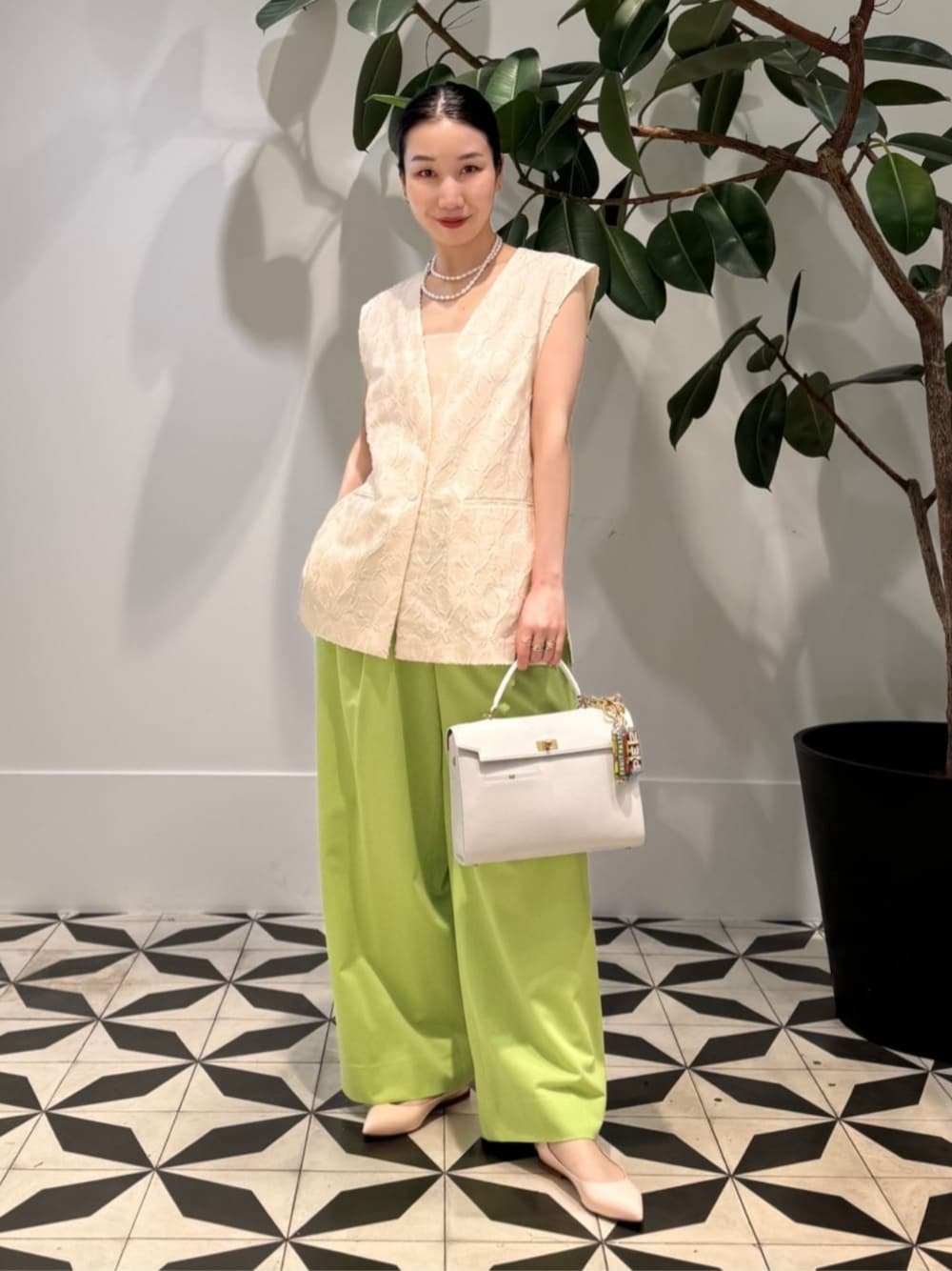 「TOMORROWLAND、トゥモローランド、TOMORROWLAND collection、ballsey、BACCA、Rieuk、NEBULONIE、Anya Hindmarch、ジレ、グリーン、ライムグリーン、大人カジュアル」｜「BACCAのinner piece ベロアジャージー カップインキャミソール（キャミソール、ホワイト系）」を使った、Nito_TOMORROWLANDさん（レディース・158cm）の夏コーディネートの1枚目の写真