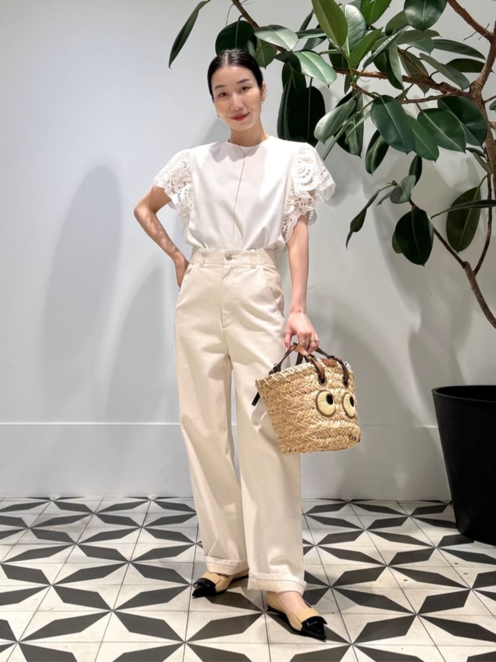 「TOMORROWLAND、TOMORROWLAND collection、トゥモローランド、MACPHEE、ballsey、Anya Hindmarch、sergio rossi、レーススリーブ、オールホワイト、ワントーンコーデ、大人カジュアル、デイリーカジュアル」｜「TOMORROWLAND のコットンジャージー キャミソール（キャミソール、ホワイト系）」を使った、Nito_TOMORROWLANDさん（レディース・158cm）の夏コーディネートの1枚目の写真