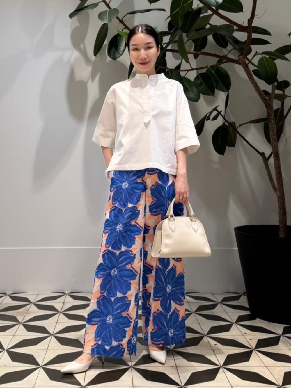 「TOMORROWLAND、TOMORROWLAND collection、ballsey、J&M DAVIDSON、ELIOU、トゥモローランド、半袖シャツ、フラワーモチーフ、ジャカードパンツ」｜「TOMORROWLAND collectionのコットントロピカル サイドスリットブラウス（シャツ/ブラウス、ホワイト系）」を使った、Nito_TOMORROWLANDさん（レディース・158cm）の夏コーディネートの1枚目の写真