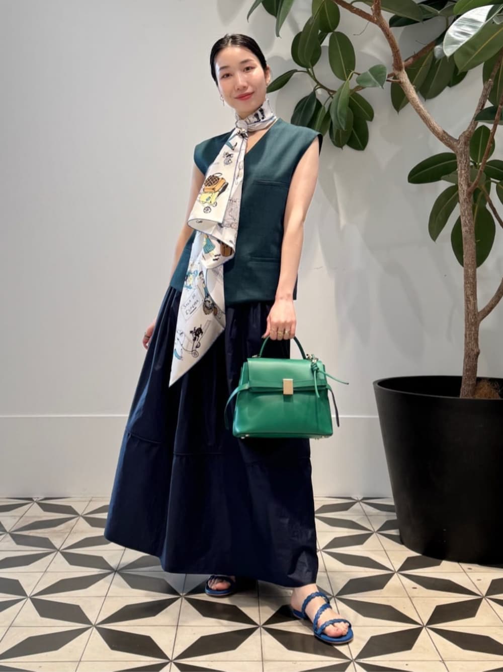 「TOMORROWLAND、トゥモローランド、TOMORROWLAND .B、MACPHEE、ballsey、Atelier TOMORROWLAND、gianvitorossi、マキシスカート、ギャザースカート、タフタスカート、ジレ、スカーフアレンジ、大人カジュアル」｜「TOMORROWLAND のコットンジャージー キャミソール（キャミソール、ホワイト系）」を使った、Nito_TOMORROWLANDさん（レディース・158cm）の春コーディネートの1枚目の写真