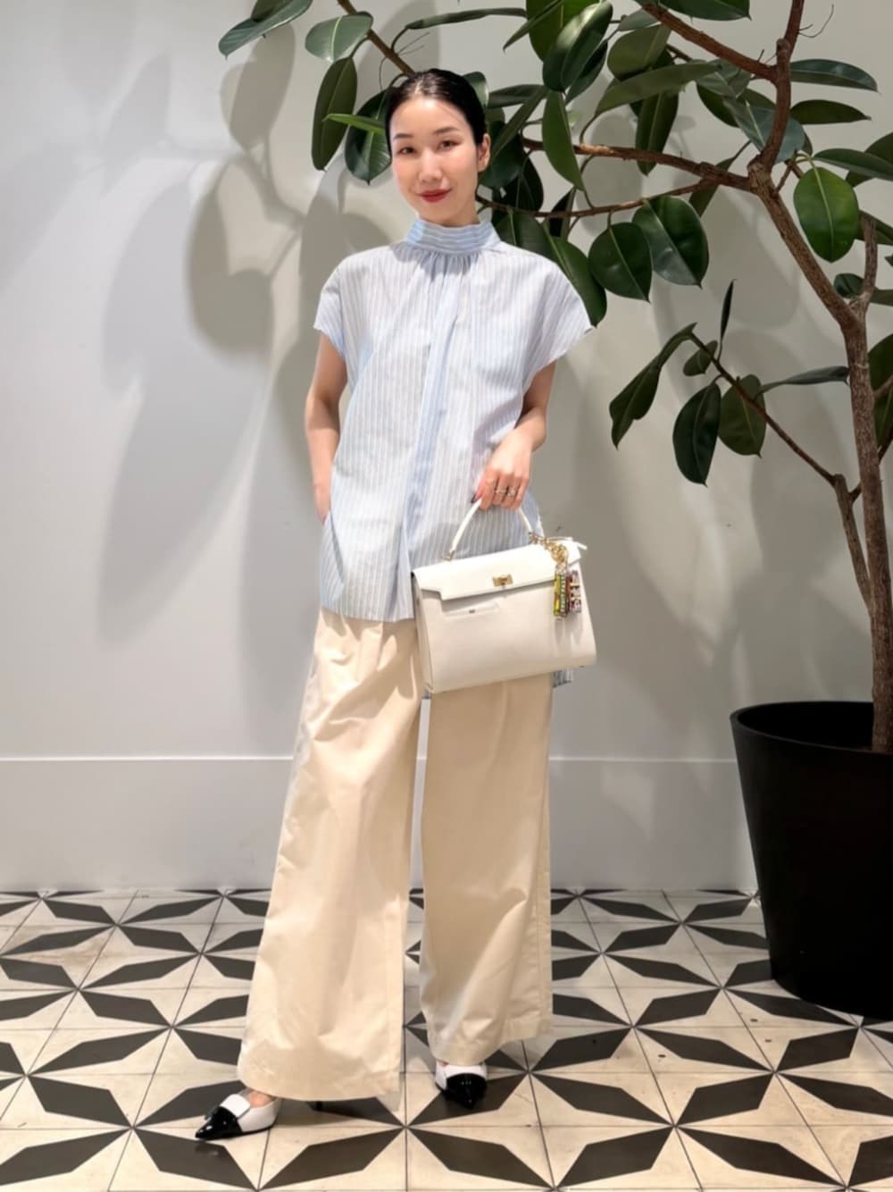「TOMORROWLAND、トゥモローランド、MACPHEE、BACCA、Anya Hindmarch、ハイネックシャツ、ストライプシャツ、ブルーシャツ、タックパンツ、ワイドパンツ、大人カジュアル」｜「MACPHEEのシルクネップウェザー タックワイドパンツ（その他パンツ、ホワイト系）」を使った、Nito_TOMORROWLANDさん（レディース・158cm）の夏コーディネートの1枚目の写真