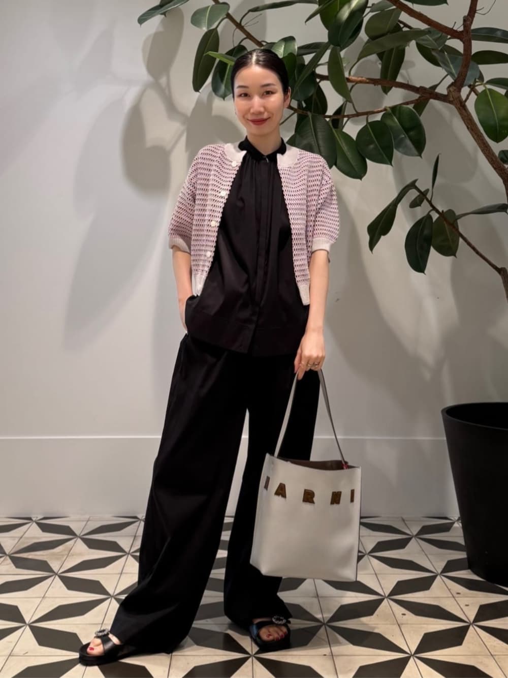 「TOMORROWLAND、TOMORROWLAND collection、トゥモローランド、ballsey、MACPHEE、MARNI、半袖ニット、カーディガン、ノースリーブブラウス、セットアップ、オフィススタイル、大人カジュアル」｜「TOMORROWLAND のコットンジャージー キャミソール（キャミソール、ブラック系）」を使った、Nito_TOMORROWLANDさん（レディース・158cm）の夏コーディネートの1枚目の写真