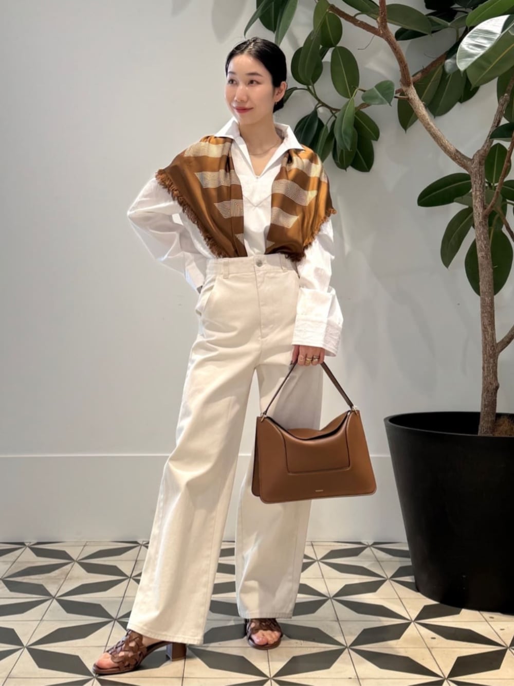「TOMORROWLAND、トゥモローランド、BOURRIENNE、Bourrienne Paris X、MACPHEE、ballsey、AENEIS、WANDLER、Rieuk、Gianvito Rossi、ホワイトデニム、オープンカラーシャツ、ブラウン、スカーフアレンジ、大人カジュアル」｜「TOMORROWLAND のコットンジャージー キャミソール（キャミソール、ホワイト系）」を使った、Nito_TOMORROWLANDさん（レディース・158cm）の春コーディネートの1枚目の写真