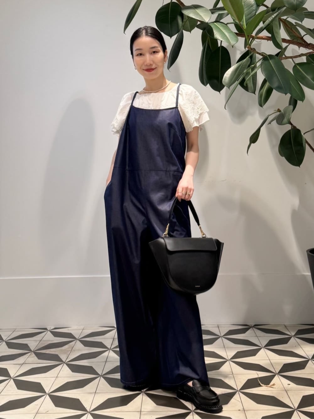 「TOMORROWLAND、トゥモローランド、MACPHEE、ballsey、WANDLER、Paraboot、ELIOU、サロペット、オールインワン、デニム、ラッフルブラウス、ラッフルフリル、フリルブラウス、大人カジュアル」｜「TOMORROWLAND のコットンジャージー キャミソール（キャミソール、ホワイト系）」を使った、Nito_TOMORROWLANDさん（レディース・158cm）の夏コーディネートの1枚目の写真