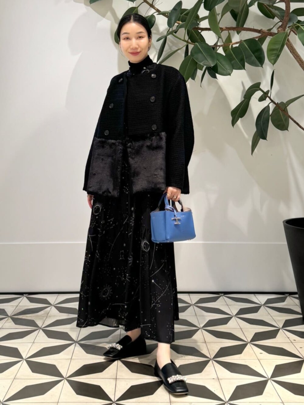 「TOMORROWLAND、トゥモローランド、TOMORROWLAND collection、ballsey、sergio rossi、TOD'S、ペプラムコート、ファーコート、ショートコート、ワンピース、柄ワンピース、モノトーン」｜「TOMORROWLAND collectionのケーブルクロス ファーペプラムコート（ノーカラーコート、ブラック系）」を使った、Nito_TOMORROWLANDさん（レディース・158cm）の冬コーディネートの1枚目の写真