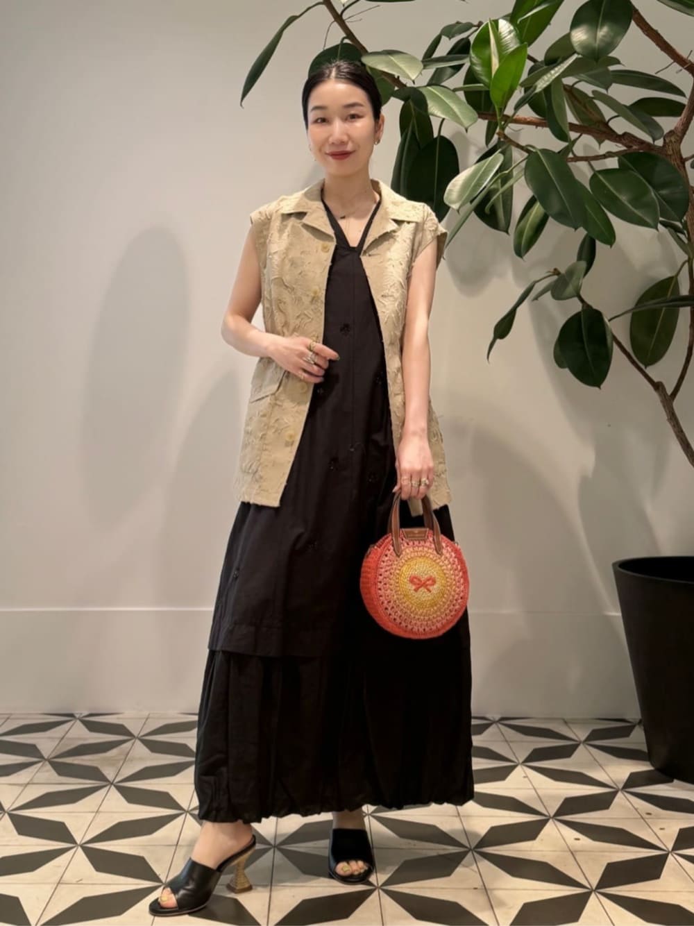 「TOMORROWLAND、トゥモローランド、MACPHEE、ballsey、NE QUITTEZ PAS、ne Quittez pas BLACK、Anya Hindmarch、PALOMA BARCELO、ジレ、ジャカードジレ、ビーズ刺繍、ワンピース」｜「TOMORROWLAND のコットンジャージー キャミソール（キャミソール、ブラック系）」を使った、Nito_TOMORROWLANDさん（レディース・158cm）の夏コーディネートの1枚目の写真
