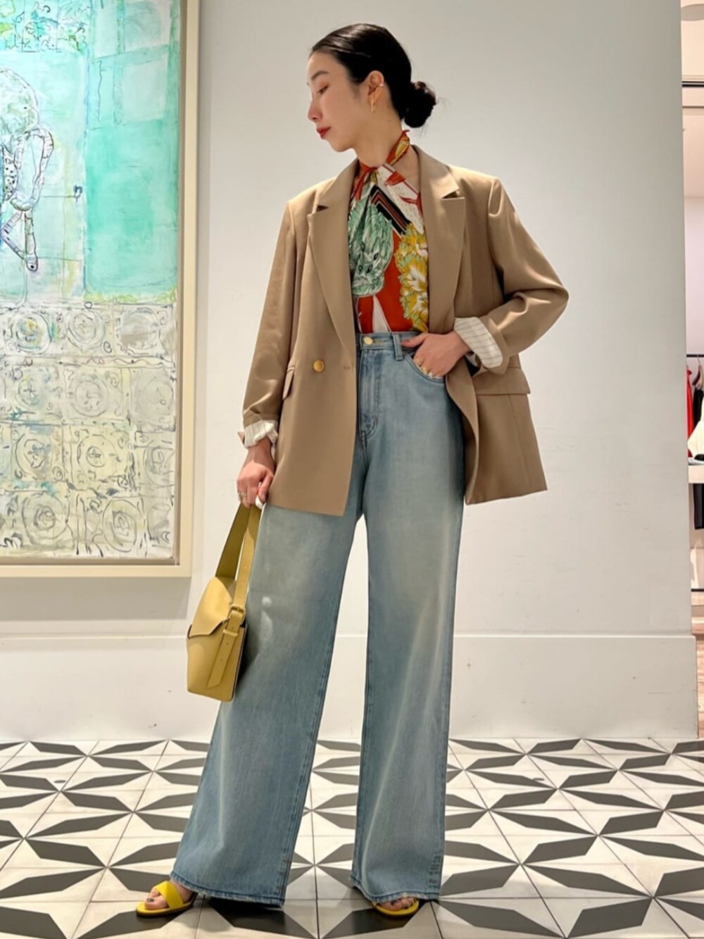 「TOMORROWLAND、トゥモローランド、ballsey、MACPHEE、tu es mon tresor、Gianvito Rossi、WANDLER、manipuri、別注、デニム、スカーフ、スカーフアレンジ、ジャケット」｜「TOMORROWLAND のコットンジャージー キャミソール（キャミソール、ブラック系）」を使った、Nito_TOMORROWLANDさん（レディース・158cm）の春コーディネートの1枚目の写真