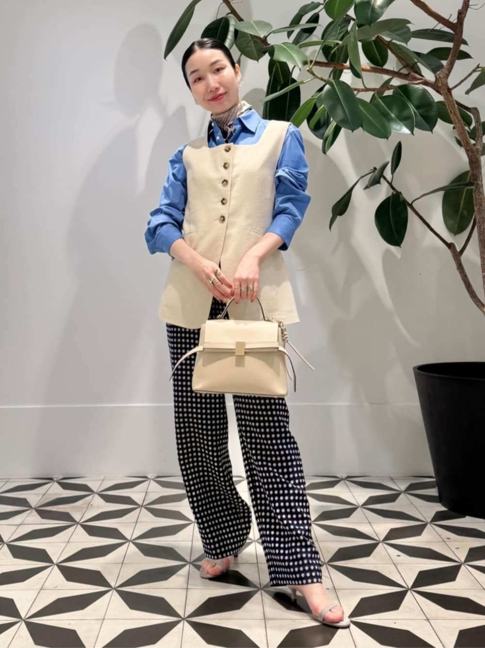 「TOMORROWLAND、TOMORROWLAND collection、トゥモローランド、ballsey、manipuri、BAR JEWELLERY、Atelier TOMORROWLAND、スクエアネック、ジレ、ジャカードパンツ、ブルーシャツ、レイヤードスタイル、大人カジュアル」｜「MACPHEEのファインブロード レギュラーカラーシャツ（シャツ/ブラウス、ブルー系）」を使った、Nito_TOMORROWLANDさん（レディース・158cm）の春コーディネートの1枚目の写真