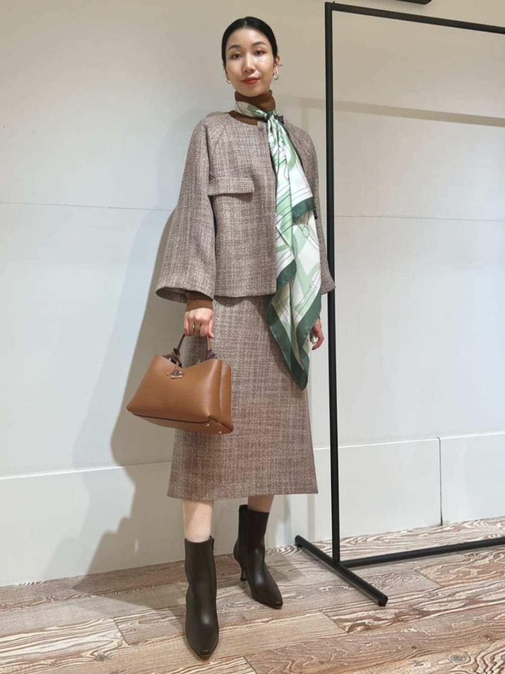 「TOMORROWLAND、トゥモローランド、TOMORROWLAND collection、pellico、ツイードジャケット、セットアップ、スカーフアレンジ、TOD'S、ノーカラージャケット」｜「TOMORROWLAND のロービングツイード クルーネックジャケット（ノーカラージャケット、ブラウン系）」を使った、Nito_TOMORROWLANDさん（レディース・158cm）の秋コーディネートの1枚目の写真