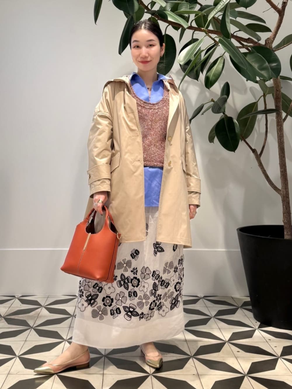 「TOMORROWLAND、トゥモローランド、MACKINTOSH、HUMBIE、MACPHEE、ballsey、Jupe by JACKIE、TOD'S、NEBULONIE、フーデッドコート、ブルーシャツ、レイヤードスタイル」｜「TOMORROWLAND のコットンジャージー キャミソール（キャミソール、ホワイト系）」を使った、Nito_TOMORROWLANDさん（レディース・158cm）の春コーディネートの1枚目の写真