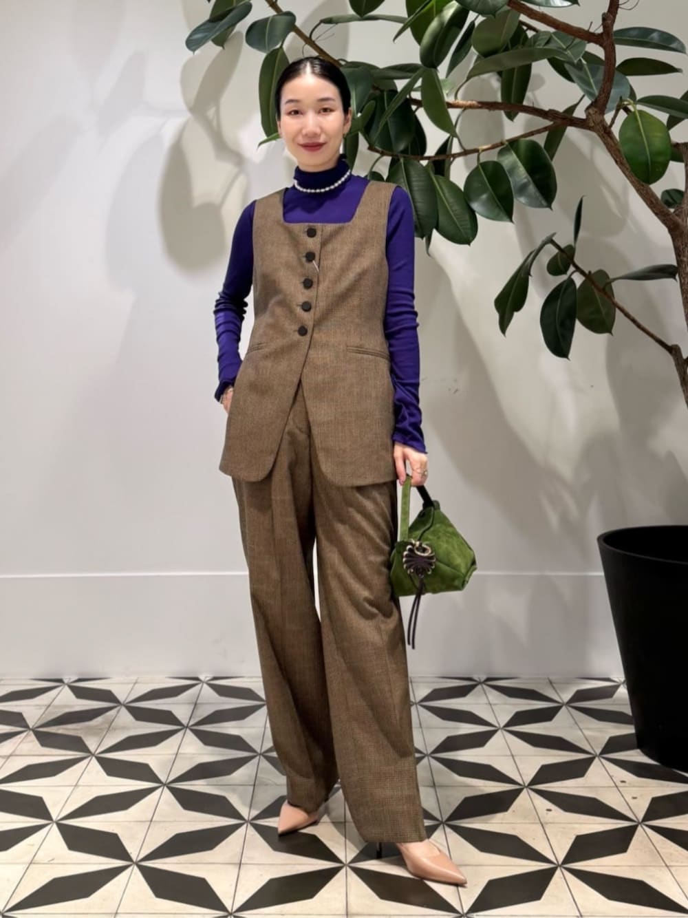 パープル系のTシャツ/カットソー、ブラウン系のその他パンツ、ブラウン系のベストを着用したレディースの秋コーディネートの1枚目の写真