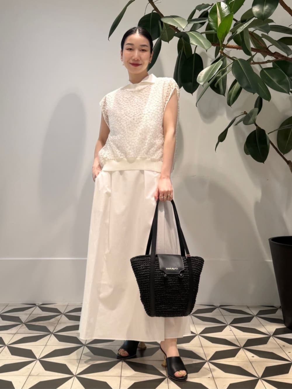 「TOMORROWLAND、トゥモローランド、ballsey、PALOMA BARCELO、MARNI、ノースリーブワンピース、チュールブラウス、エンブロイダリー、エンブロイダリーブラウス、オールホワイト、ワントーンコーデ」｜「TOMORROWLAND のコットンジャージー キャミソール（キャミソール、ブラック系）」を使った、Nito_TOMORROWLANDさん（レディース・158cm）の夏コーディネートの1枚目の写真