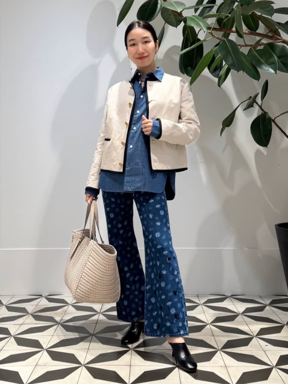「TOMORROWLAND、トゥモローランド、UNION LAUNCH、MACPHEE、Anya Hindmarch、aeyde、ノーカラージャケット、金ボタン、プリントデニム、デニム、デニムシャツ、シャンブレーシャツ、デニムオンデニム、大人カジュアル」｜「TOMORROWLAND のAeyde　MILA　ナッパレザーヒールサンダル（パンプス、ブラック系）」を使った、Nito_TOMORROWLANDさん（レディース・158cm）の春コーディネートの1枚目の写真