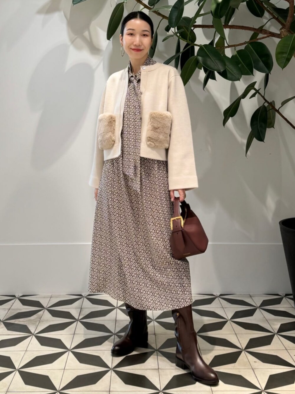 「TOMORROWLAND、トゥモローランド、ballsey、SARTORE、J&M DAVIDSON、カーディガン、ミラノリブ、ファーポケット、ワンピース、柄ワンピース、ボウタイワンピース」｜「SARTOREのSARTORE Sメタルロングブーツ（ブーツ、ブラウン系）」を使った、Nito_TOMORROWLANDさん（レディース・158cm）の秋コーディネートの1枚目の写真