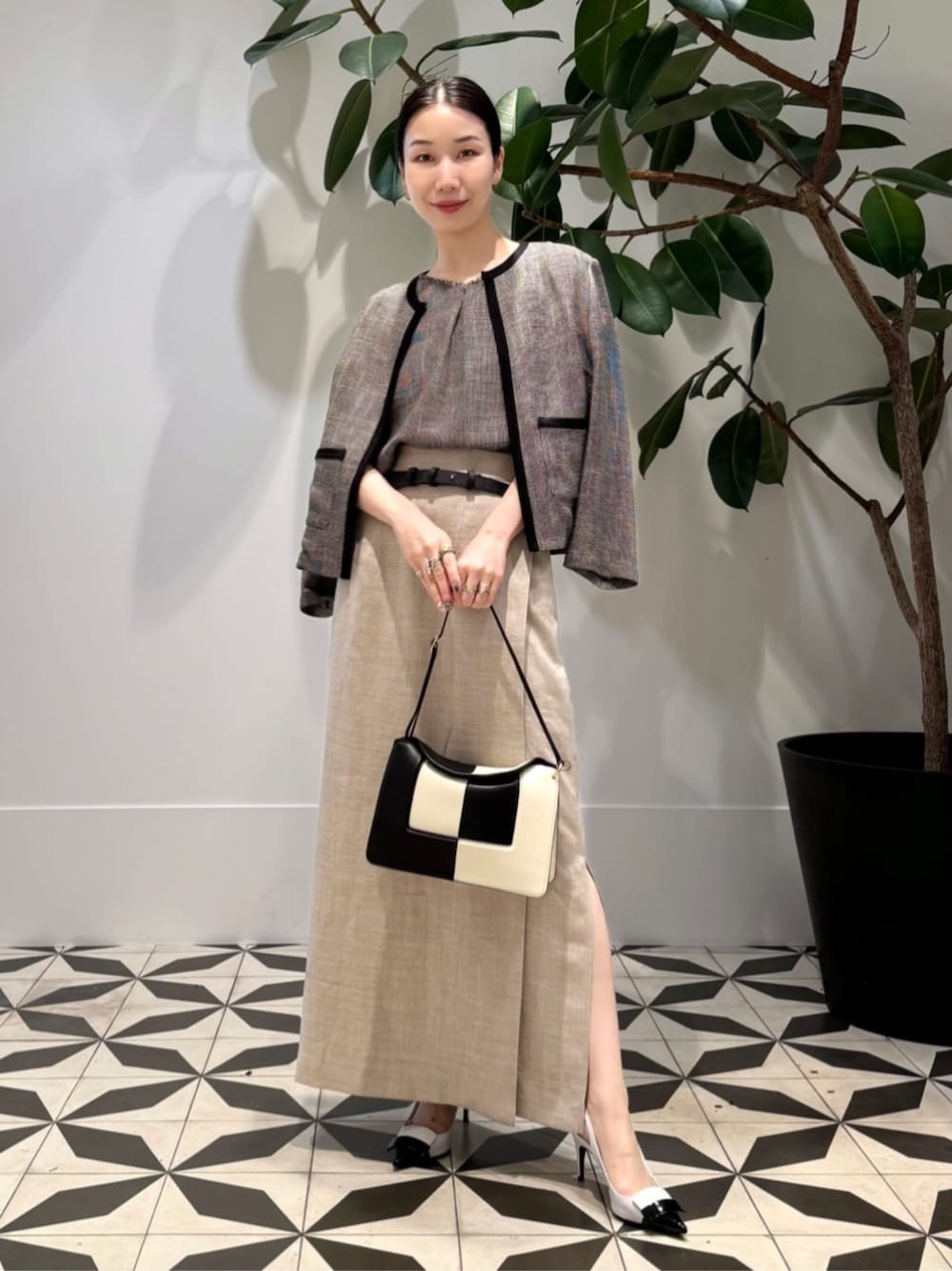 「TOMORROWLAND、トゥモローランド、ballsey、MACPHEE、WANDLER、MAISON BOINET、ノーカラージャケット、パイピングジャケット、アンサンブル、ラミースカート、大人カジュアル、sergio rossi」｜「TOMORROWLAND のセルロースジャージー キャミソール（キャミソール、ブラック系）」を使った、Nito_TOMORROWLANDさん（レディース・158cm）の夏コーディネートの1枚目の写真