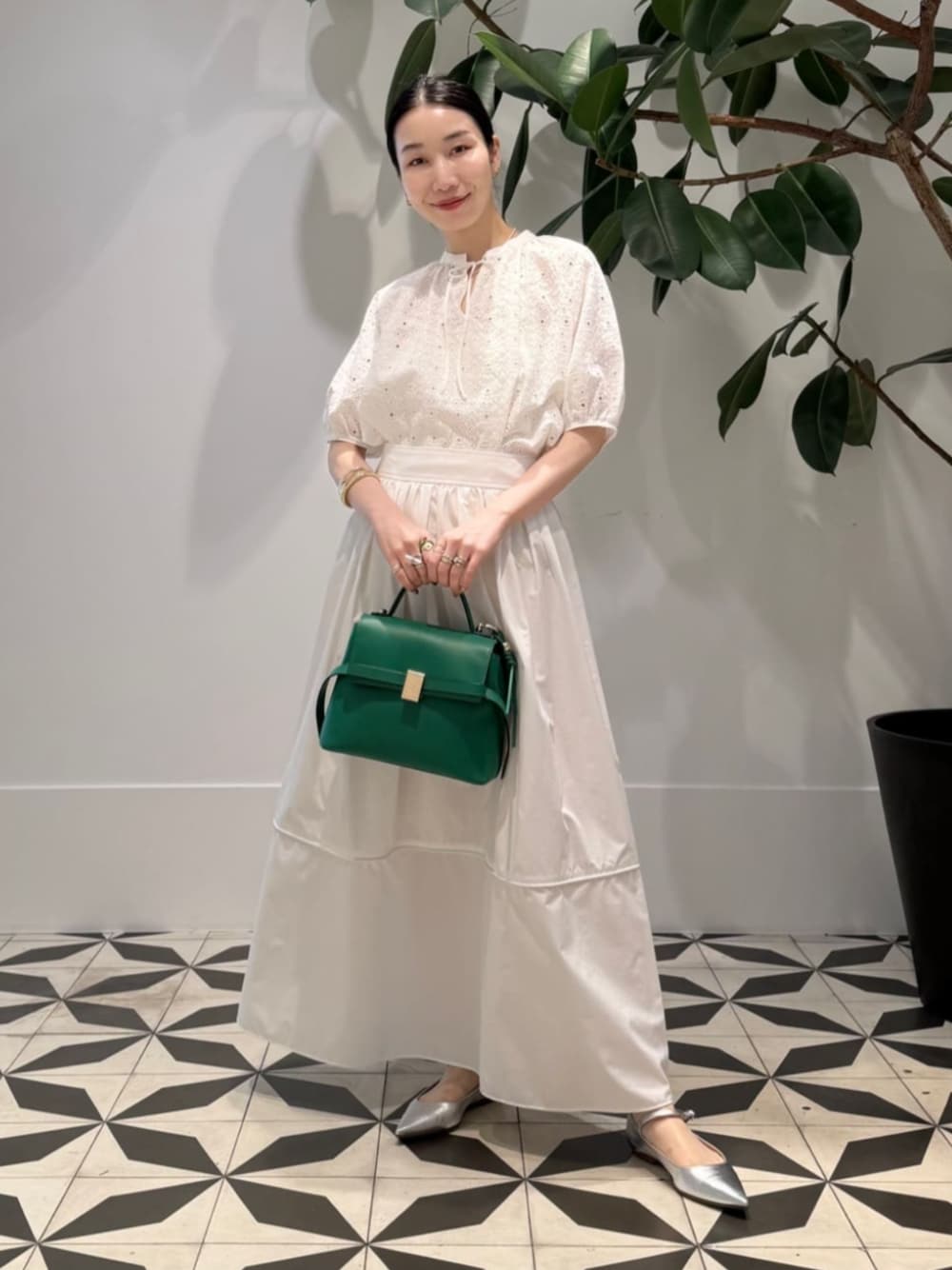 「TOMORROWLAND、トゥモローランド、ballsey、MACPHEE、Atelier TOMORROWLAND、aeyde、MARIHA、エンブロイダリー、エンブロイダリーブラウス、タフタスカート、マキシスカート、オールホワイト、大人カジュアル」｜「MACPHEEのクリスピータフタ ギャザーマキシスカート（スカート、ホワイト系）」を使った、Nito_TOMORROWLANDさん（レディース・158cm）の夏コーディネートの1枚目の写真
