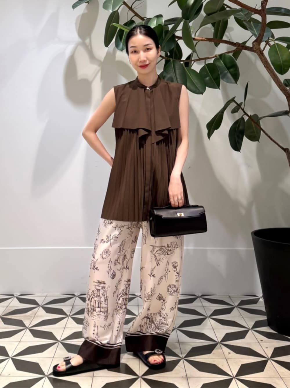 「TOMORROWLAND、トゥモローランド、ballsey、TOMORROWLAND collection、BACCA、Anya Hindmarch、ノースリーブブラウス、ブラウン、柄パンツ、ワントーンコーデ、ビジューサンダル」｜「BACCAのinner piece ベロアジャージー カップインキャミソール（キャミソール、ブラウン系）」を使った、Nito_TOMORROWLANDさん（レディース・158cm）の夏コーディネートの1枚目の写真