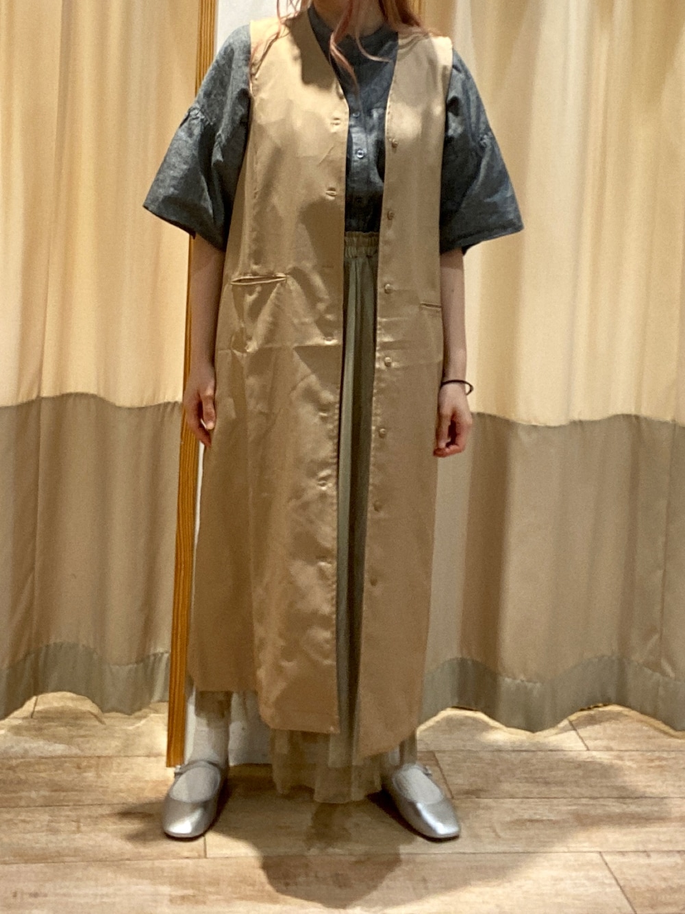 「大人カジュアル、初秋コーデ、ジレワンピース、2wayワンピース、タンガリーシャツ、パンプス、Samansa Mos2 blue、レイヤードスタイル」｜「Samansa Mos2 blueの◎ダンガリー袖フレアブラウス（シャツ/ブラウス、ブラック系）」を使った、りさん（レディース・159cm）の夏コーディネートの1枚目の写真