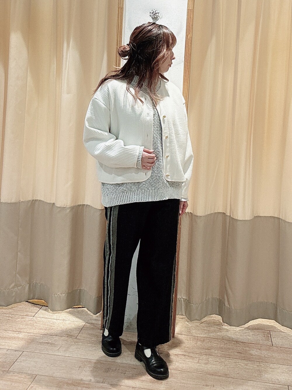 「シンプル、大人かわいい、モールニット、サイドライン、春コーデ、ジャケット、Samansa Mos2 blue」｜「Samansa Mos2 blueの【帯電防止】ミックスモールニットプルオーバー（ニット/セーター、グレー系）」を使った、りさん（レディース・159cm）の冬コーディネートの1枚目の写真