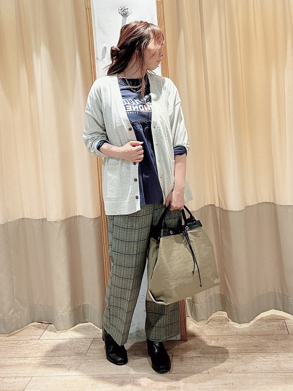 「秋のコーデ、ロンT、カーディガン、チェックパンツ、チェック、ショートブーツ、Samansa Mos2 blue」｜「Samansa Mos2 blueの布帛切替ロンT（Tシャツ/カットソー、ブルー系）」を使った、りさん（レディース・159cm）の秋コーディネートの1枚目の写真