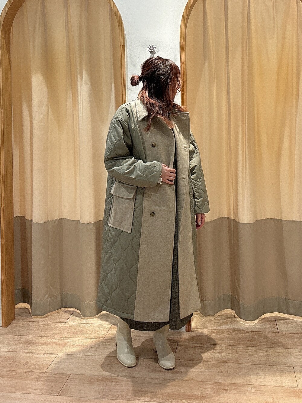 「冬コーデ、ロングコート、キルティング、ジャンパースカート、Samansa Mos2 blue」｜「Samansa Mos2 blueのウールライクチェックジャンスカ（ワンピース、ベージュ系）」を使った、りさん（レディース・159cm）の冬コーディネートの1枚目の写真