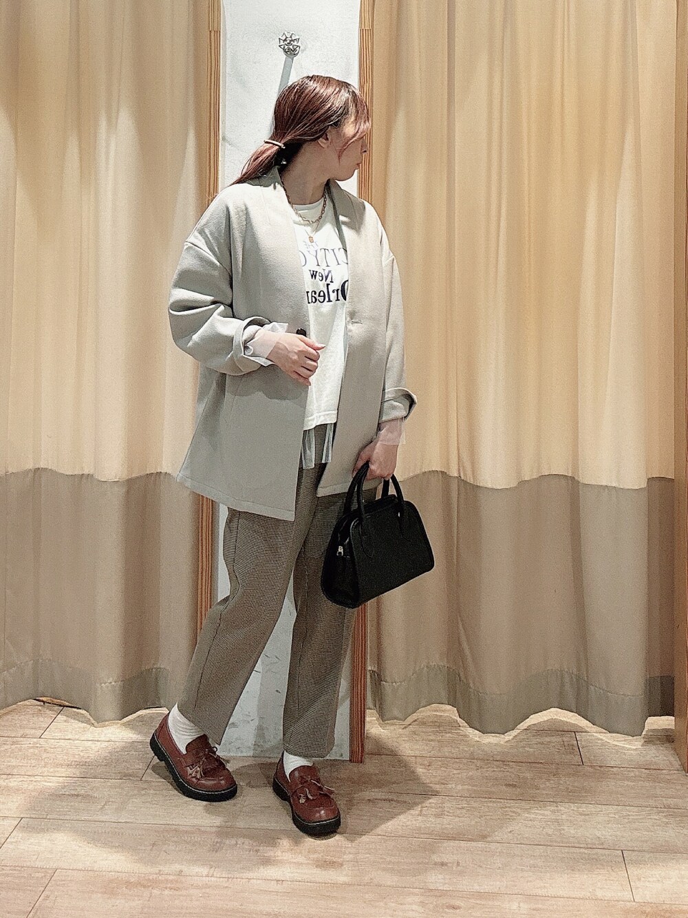 「秋のコーデ、大人カジュアル、テーパードパンツ、秋冬コーデ、チェック柄、Samansa Mos2 blue」｜「Samansa Mos2 blueのマルチスタイルVネックコート（その他アウター、ホワイト系）」を使った、りさん（レディース・159cm）の秋コーディネートの1枚目の写真