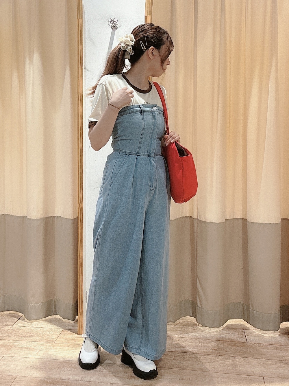 「淡色コーデ、サロペット、デニム、ベアトップ、ehka sopo、カジュアルコーデ」｜「ehka sopoの花刺繍リンガーTシャツ（Tシャツ/カットソー、ホワイト系）」を使った、りさん（レディース・159cm）の秋コーディネートの1枚目の写真