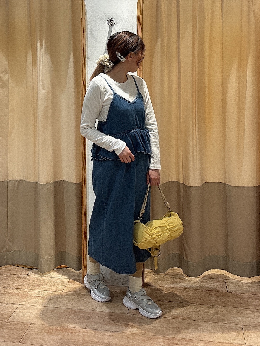 「デニム、デニムワンピース、ぺプラム、春コーデ、カジュアル、Samansa Mos2 blue」｜「Samansa Mos2 blueの【ECO DENIM】ペプラムキャミワンピース（ワンピース、ブルー系）」を使った、りさん（レディース・159cm）の春コーディネートの1枚目の写真