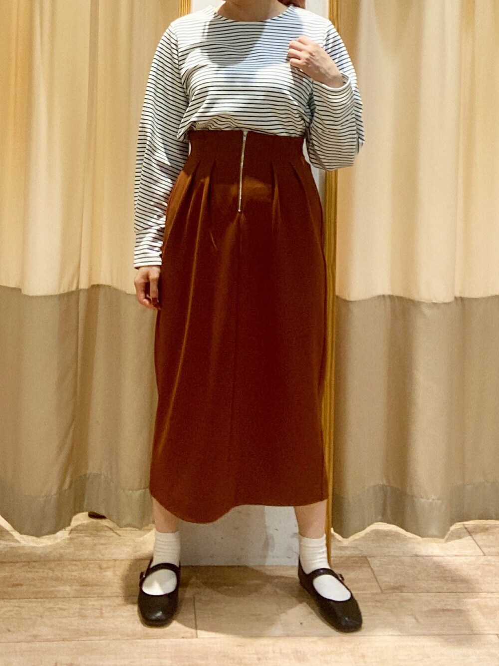 「オトナカジュアル、秋服コーデ、秋、Samansa Mos2 blue、ボーダートップス、ナロースカート、パンプス、パンプス×靴下」｜「Samansa Mos2 blueのボーダープルオーバー（Tシャツ/カットソー、ホワイト系）」を使った、りさん（レディース・159cm）の秋コーディネートの1枚目の写真