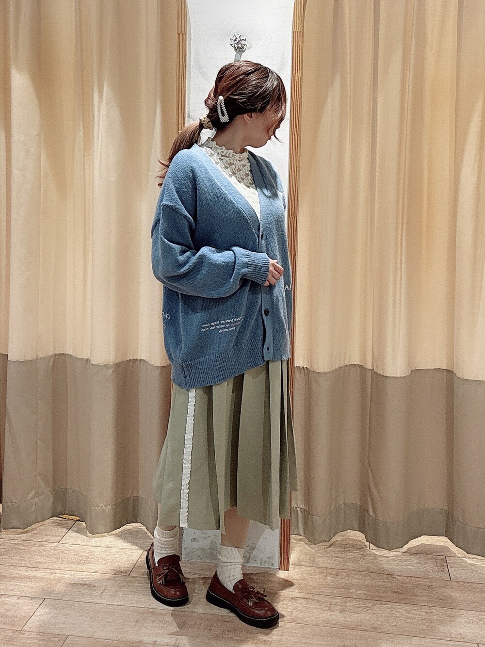 「レイヤードスタイル、カーディガン、プリーツスカート、レーストップス、ローファー、ehka sopo」｜「ehka sopoのらくがき刺繍Vネックカーディガン（カーディガン/ボレロ、ブルー系）」を使った、りさん（レディース・159cm）の冬コーディネートの1枚目の写真