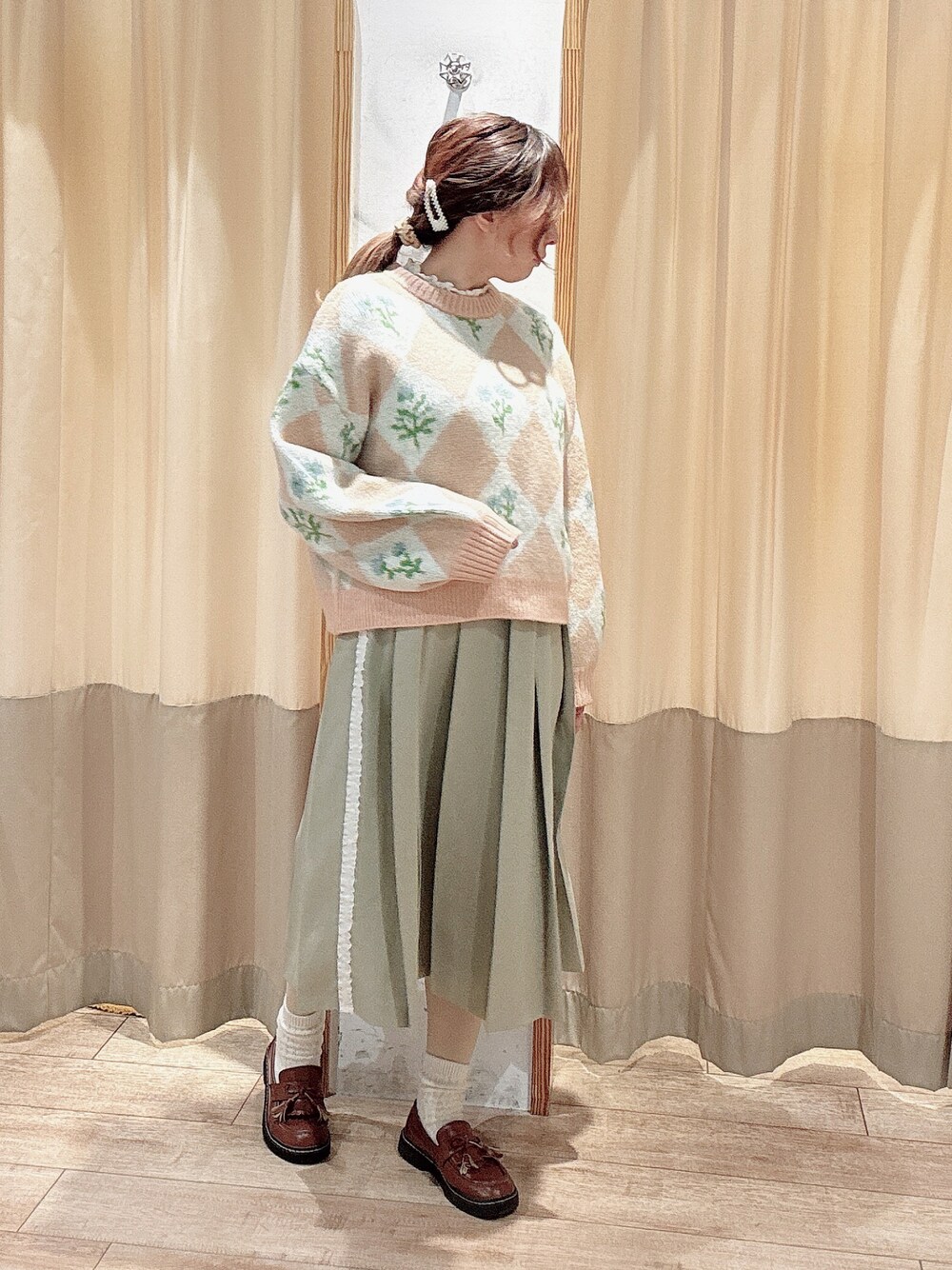 「春、春先取り、花柄、ピンク、プリーツスカート、ehka sopo」｜「ehka sopoの花ジャカードニット（ニット/セーター、ピンク系）」を使った、りさん（レディース・159cm）の冬コーディネートの1枚目の写真