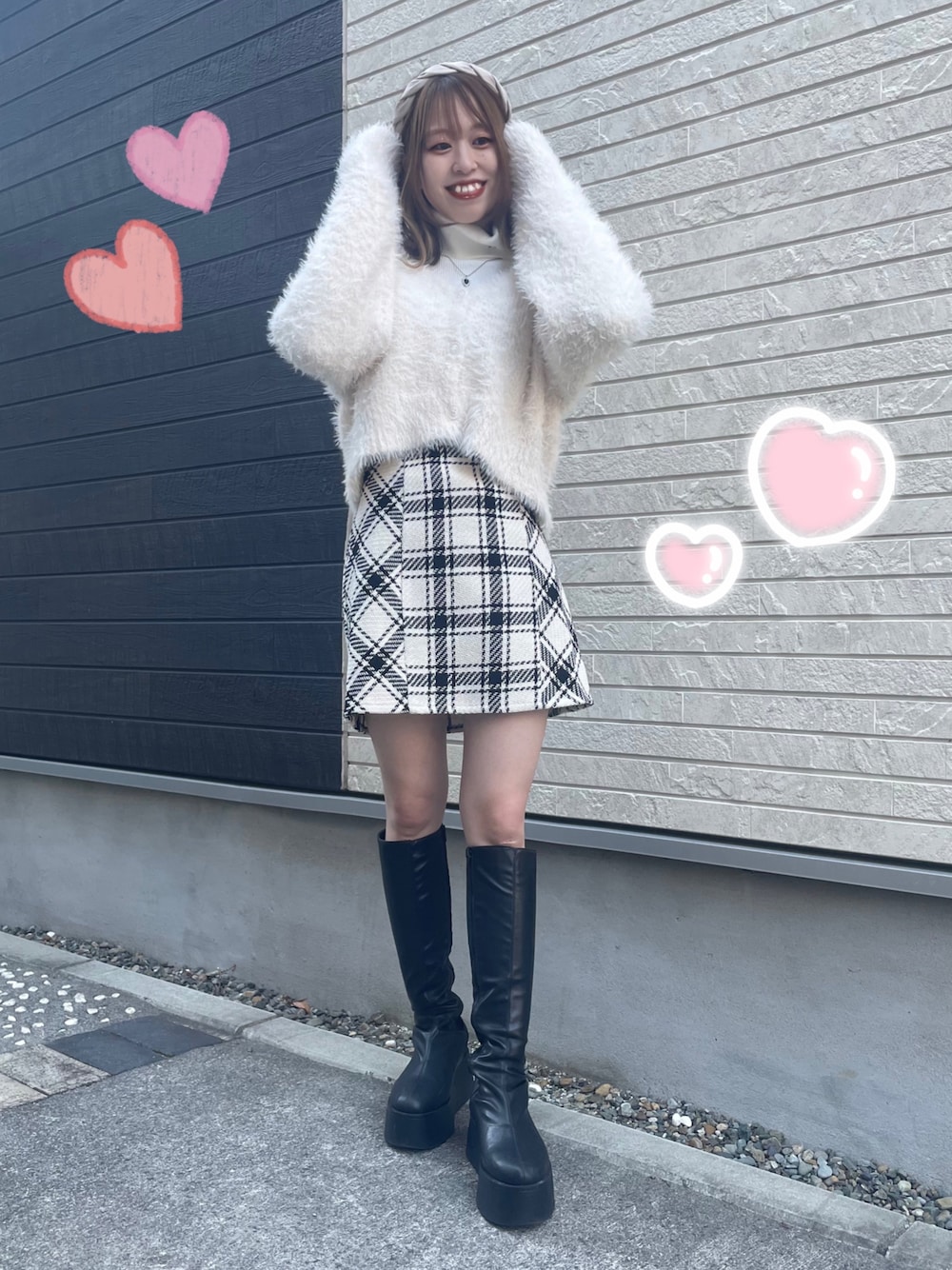 ホワイト系のカーディガン/ボレロ、ホワイト系のTシャツ/カットソー、ブラック系のスカートを着用したレディースの春コーディネートの1枚目の写真