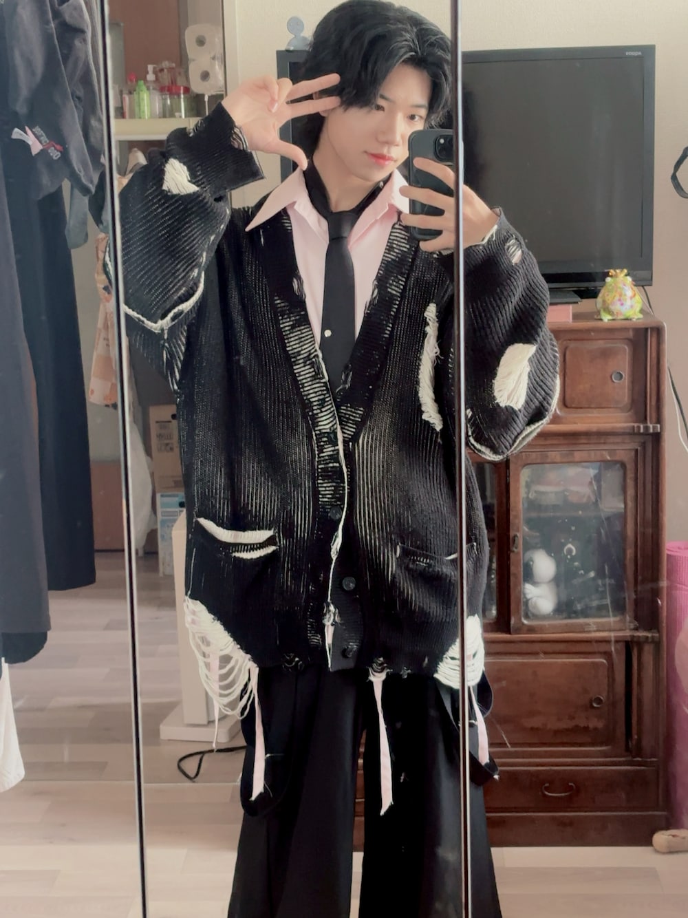 「春めき満開コーデ、春服コーデ、シャツスタイル、ハカマパンツ」｜「GRANCYの【GRANCY】DestructionDesign BigCardigan / ディストラクションデザインビッグカーディガン（カーディガン/ボレロ、ブラック系）」を使った、よっしーさん（メンズ・170cm）の春コーディネートの1枚目の写真
