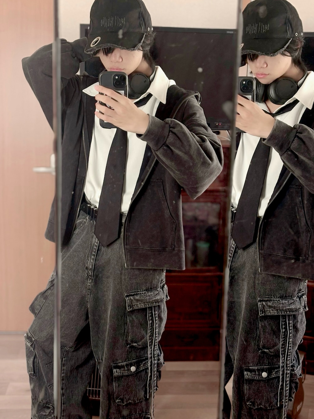 「キャップ、UNIQLO、ブラックコーデ、パーカー、カーゴパンツ、最近のいい感じコーデ」｜「CLELの【CLEL】Balloon Sleeve Loose Regular Collor Shirt / バルーン袖ルーズレギュラーカラーシャツ【セットアップ対応】（シャツ/ブラウス、ホワイト系）」を使った、よっしーさん（メンズ・170cm）の秋コーディネートの1枚目の写真
