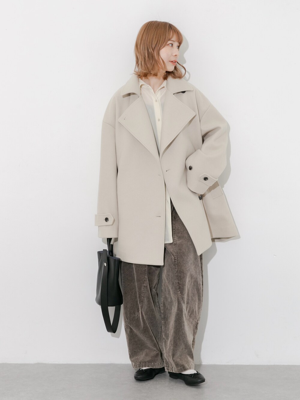 ホワイト系のシャツ/ブラウス、ブラウン系のその他パンツ、ベージュ系のその他アウターを着用したレディースの秋コーディネートの1枚目の写真