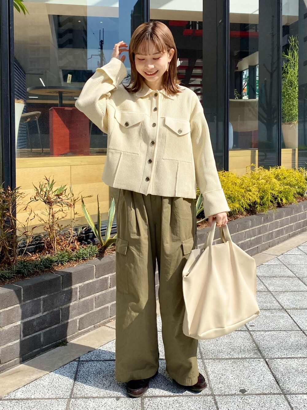 ホワイト系のトートバッグ、ブラウン系のローファー、グリーン系のその他パンツを着用したレディースの春コーディネートの1枚目の写真