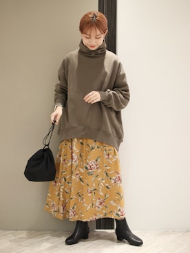 「URBAN RESEARCH DOORS（アーバンリサーチドアーズ）のレーヨン大花柄スカート（スカート）」を使った、anzuさん（レディース・158cm）の秋コーディネート
