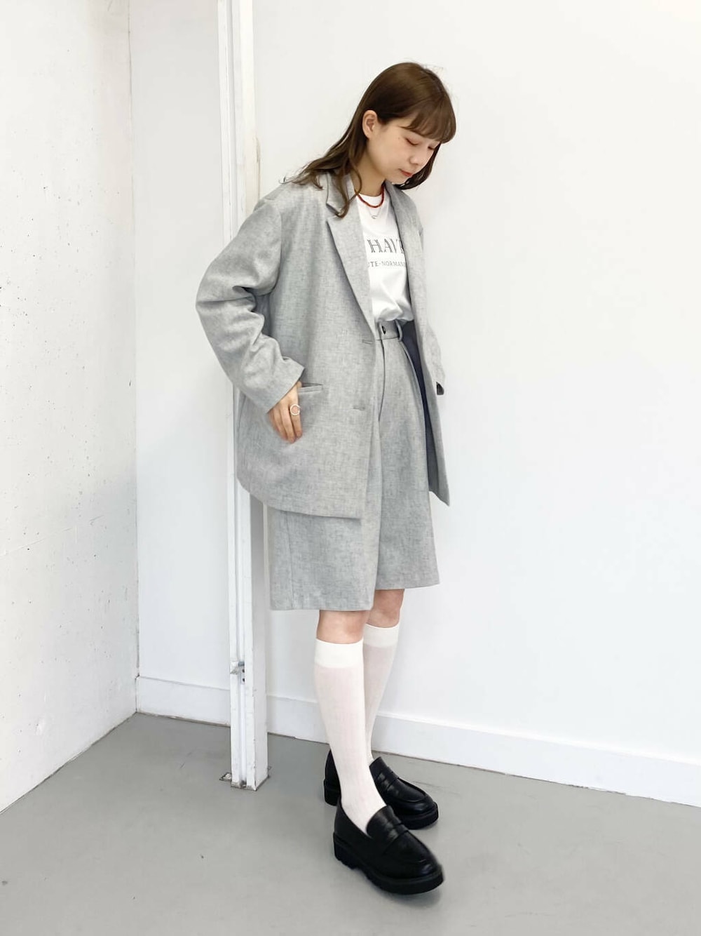 ブラック系のローファー、グレー系のその他パンツ、レッド系のネックレスを着用したレディースの春コーディネートの1枚目の写真