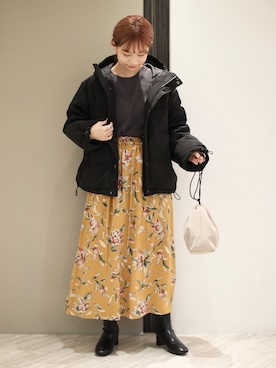 「URBAN RESEARCH DOORS（アーバンリサーチドアーズ）のレーヨン大花柄スカート（スカート）」を使った、anzuさん（レディース・158cm）の秋コーディネート