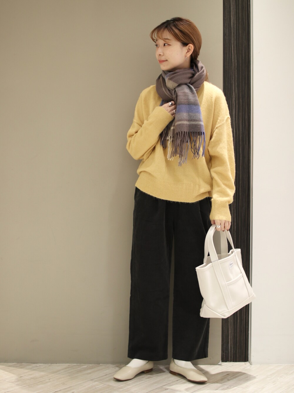 「イエロー、マフラー、コーデュロイパンツ、トートバッグ、カラーニット、orcival、URBAN RESEARCH DOORS、ニット、冬コーデ、チェックストール、大人カジュアル、休日スタイル、きれいめカジュアル、ワイドパンツ、フラットシューズ」｜「ORCIVALのメルトントートバッグ S（その他、ベージュ系）」を使った、anzuさん（レディース・158cm）の秋コーディネートの1枚目の写真