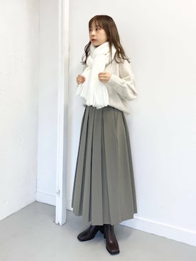「白ニット」｜「アイテム（スカート、グレー系）」を使った、anzuさん（レディース・158cm）の冬コーディネート