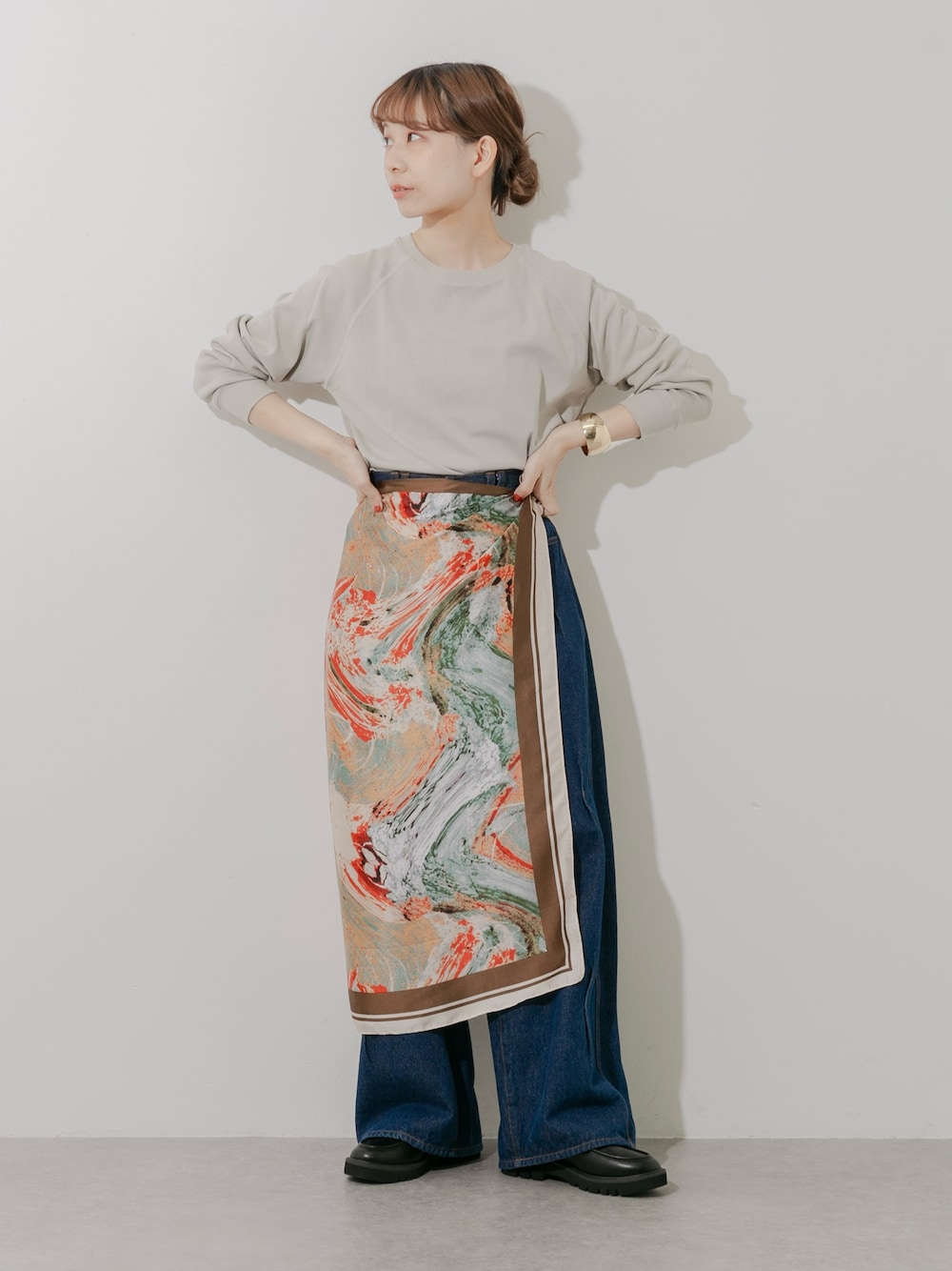 ブラック系のローファー、ベージュ系のTシャツ/カットソー、ブルー系のデニムパンツを着用したレディースの秋コーディネートの1枚目の写真