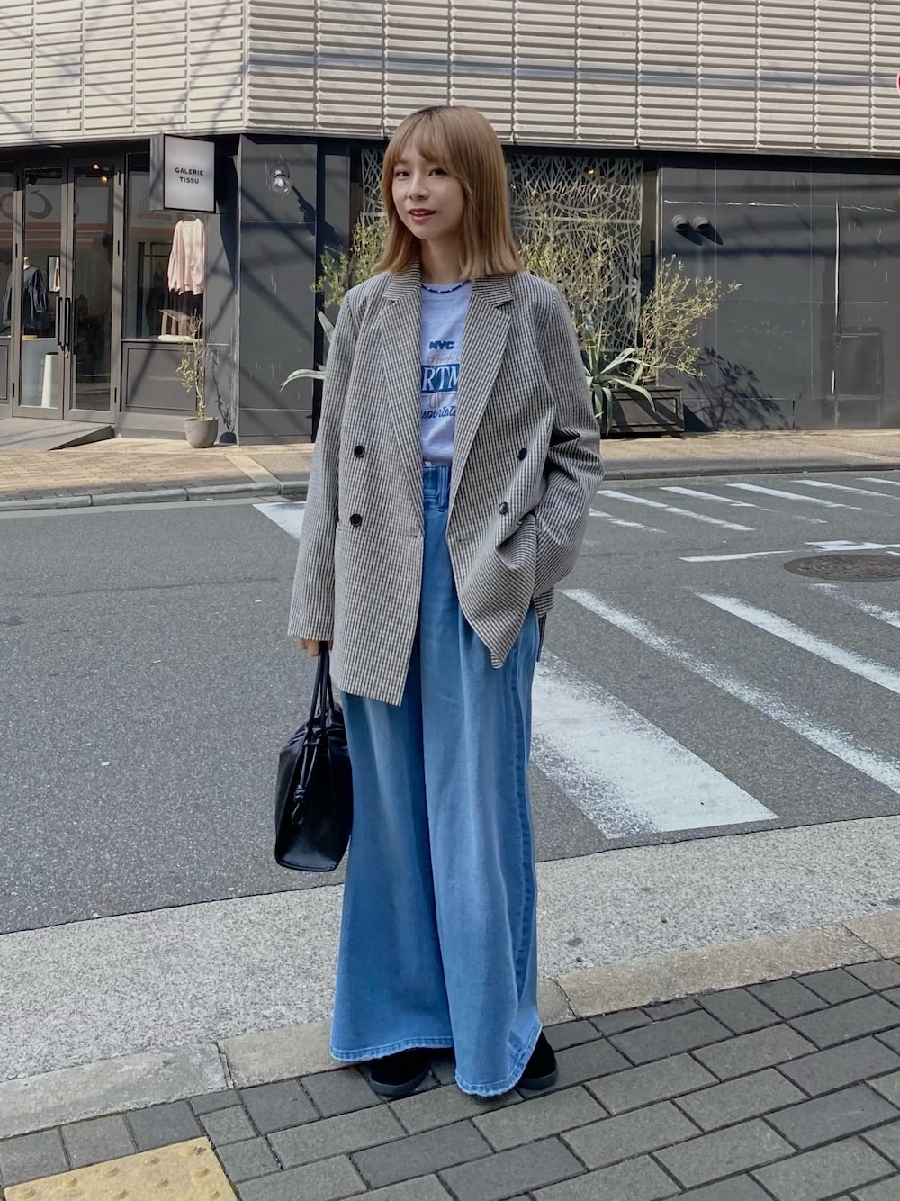 グレー系のTシャツ/カットソー、ベージュ系のテーラードジャケット、ブラック系のその他シューズを着用したレディースの冬コーディネートの1枚目の写真