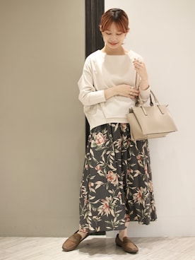「URBAN RESEARCH DOORS（アーバンリサーチドアーズ）のレーヨン大花柄スカート（スカート）」を使った、anzuさん（レディース・158cm）の秋コーディネート