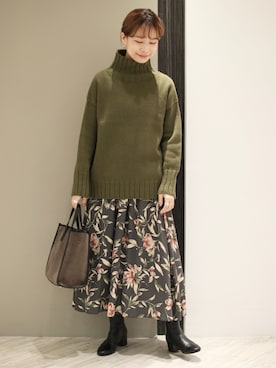 「URBAN RESEARCH DOORS（アーバンリサーチドアーズ）のレーヨン大花柄スカート（スカート）」を使った、anzuさん（レディース・158cm）の秋コーディネート