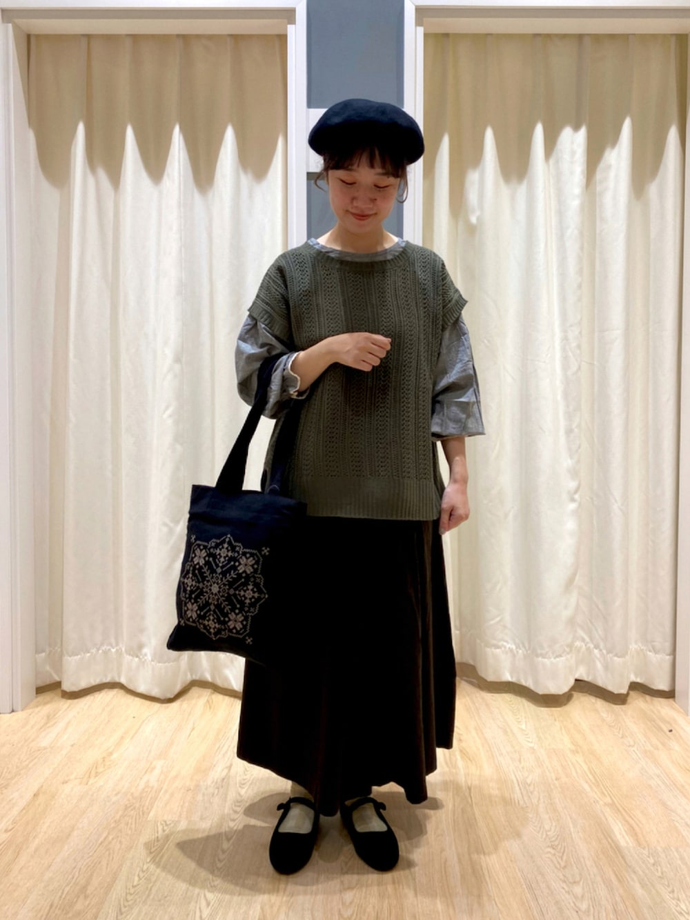 ブラック系のその他シューズ、グレー系のその他パンツ、ブラック系のトートバッグを着用したレディースの秋コーディネートの1枚目の写真