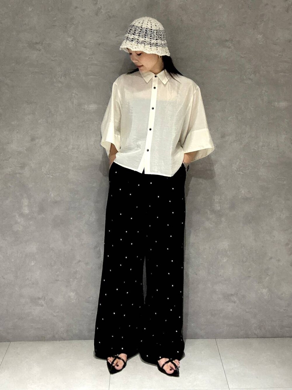 ブラック系のサンダル、ホワイト系のシャツ/ブラウス、ブラック系のその他パンツを着用したレディースの夏コーディネートの1枚目の写真