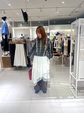 「SENSE OF PLACE by URBAN RESEARCH(センスオブプレイスバイアーバンリサーチ)のクロップドバルーンシャツ(シャツ/ブラウス、ブラック系)」を使った、日高優月さん(レディース・156cm)の秋コーディネート