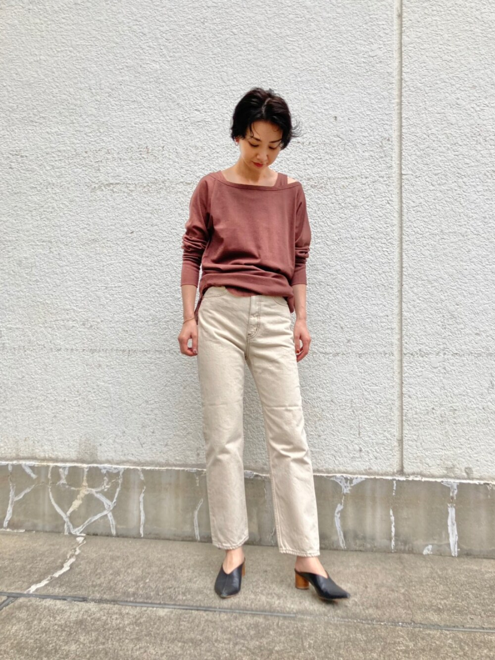 ベージュ系のデニムパンツ、ブラウン系のTシャツ/カットソー、ブラウン系のタンクトップを着用したレディースの秋コーディネートの1枚目の写真